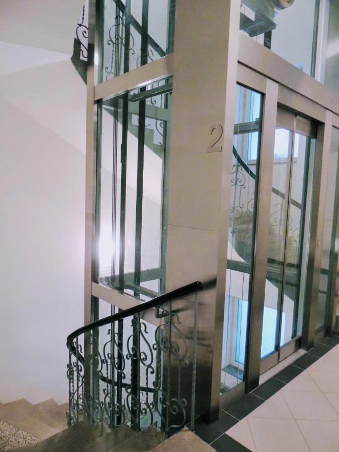 Modern Futuristic Apartment / Zizkov Tv Tower + Metro Station براغ المظهر الخارجي الصورة