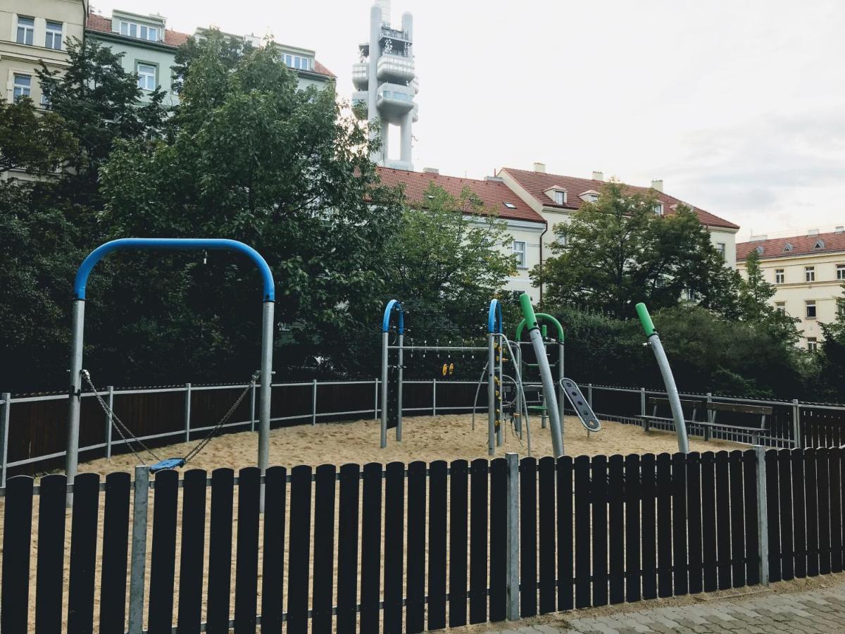Modern Futuristic Apartment / Zizkov Tv Tower + Metro Station براغ المظهر الخارجي الصورة